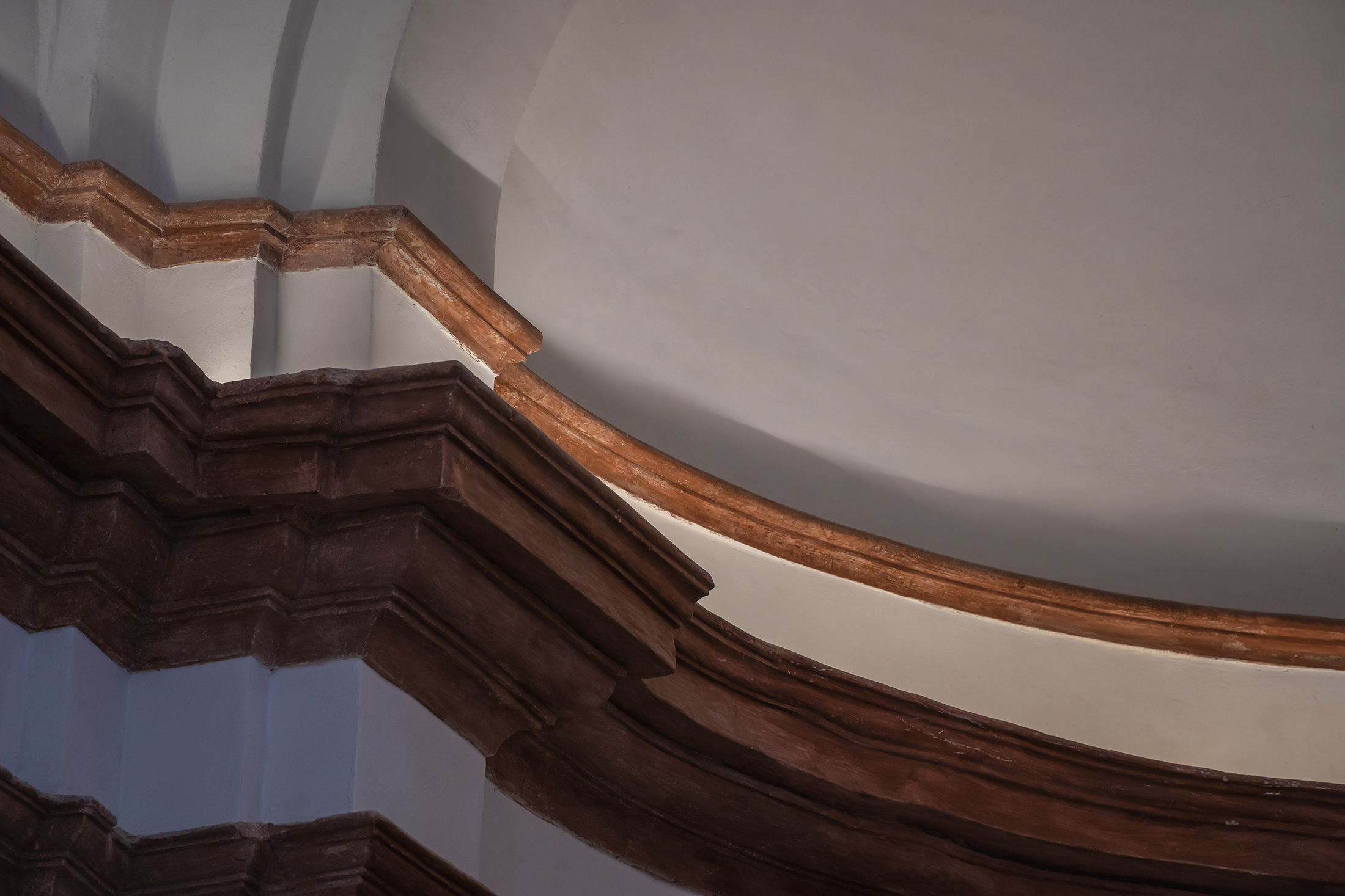 Detalle arquitectónico del encuentro entre la cornisa de ladrillo original y la bóveda blanca